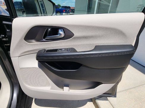 Used 2022 Chrysler Pacifica Touring-L FWD image 19