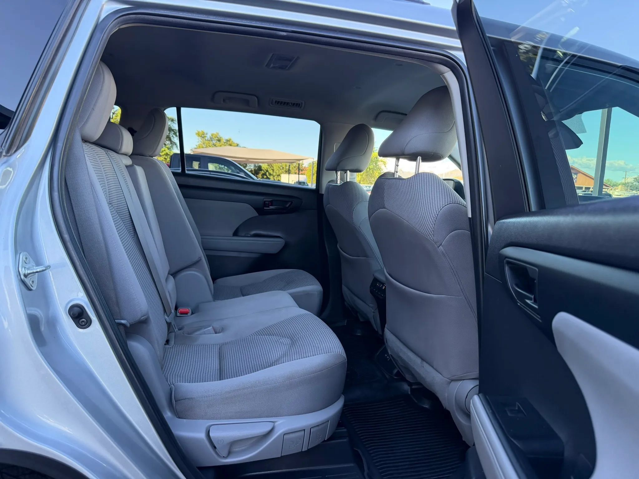 Used 2023 Toyota Highlander LE FWD image 30