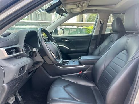 Used 2024 Toyota Highlander XLE FWD image 27