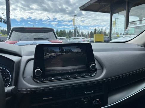 Used 2025 Nissan Rogue SV AWD/4WD image 25