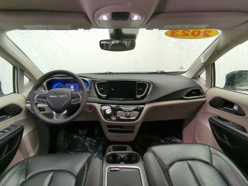 Used 2023 Chrysler Pacifica Touring-L FWD image 23