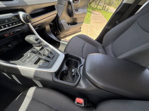 Used 2019 Toyota RAV4 LE FWD image 34
