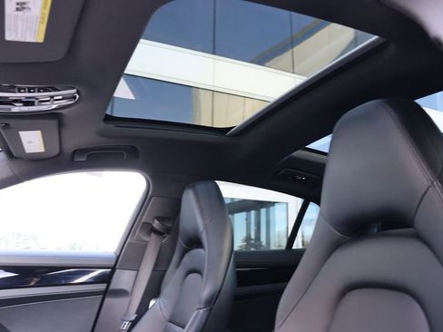Used 2017 Porsche Panamera image 11