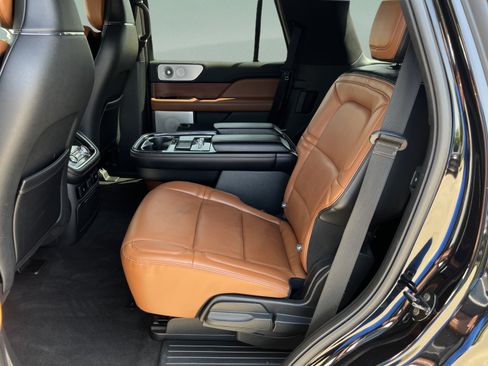 Used 2020 Lincoln Navigator Reserve w/ Luxury Package RWD image 25