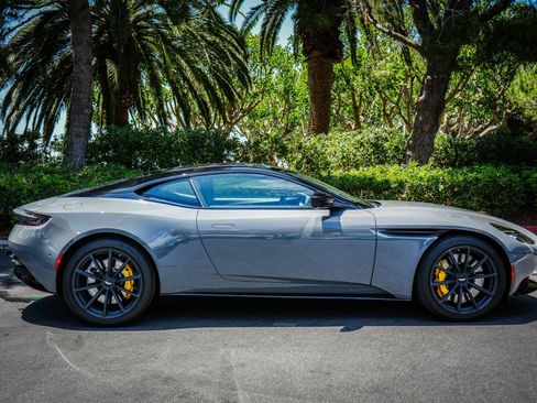 Used 2022 Aston Martin DB11 Coupe RWD image 38