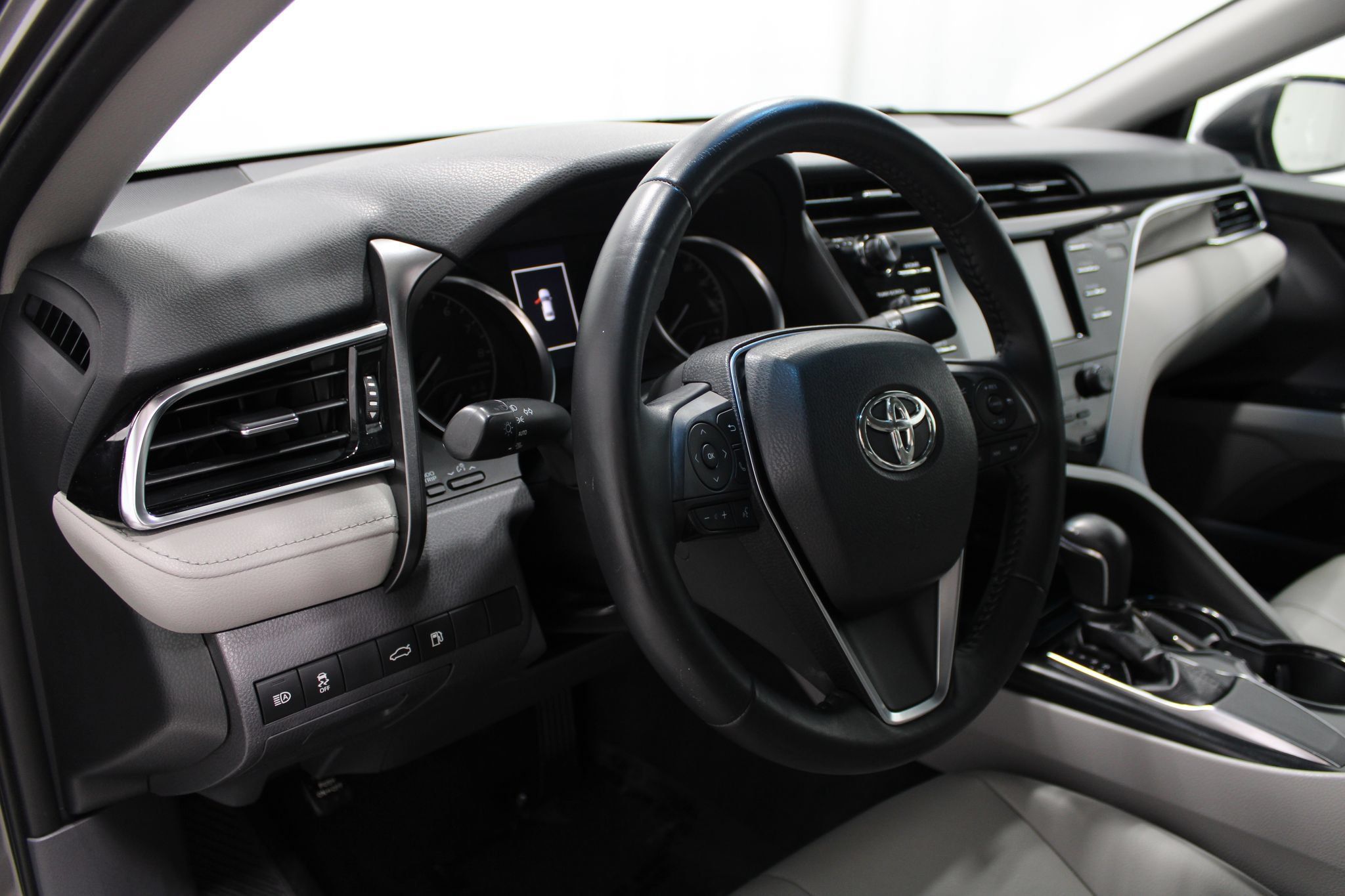 Used 2018 Toyota Camry SE FWD image 12