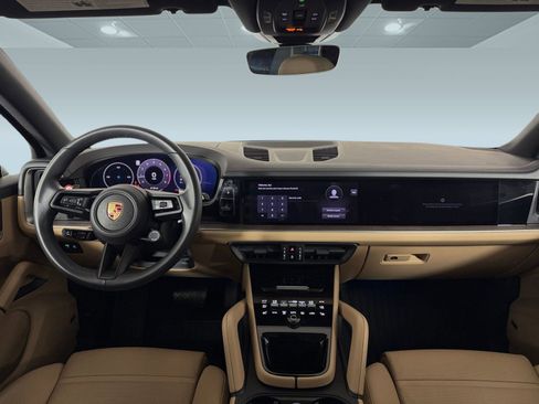 Used 2025 Porsche Cayenne image 4