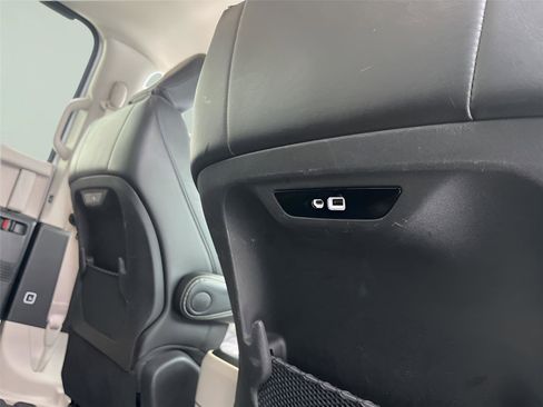 Used 2024 Chrysler Pacifica Touring-L image 36