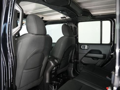 Used 2019 Jeep Wrangler Unlimited Sahara w/ Uconnect 4C Nav & Sound Group AWD/4WD image 33