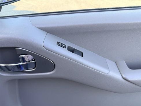 Used 2014 Nissan Frontier SV RWD image 15