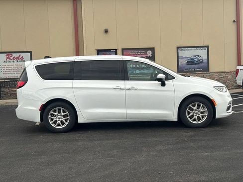 Used 2023 Chrysler Pacifica Touring-L FWD image 18