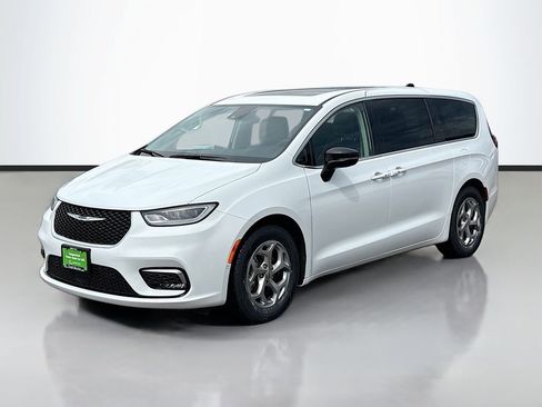 Used 2024 Chrysler Pacifica Limited FWD image 4