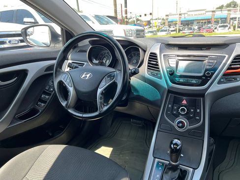 Used 2015 Hyundai Elantra SE w/ Option Group 03 FWD image 13