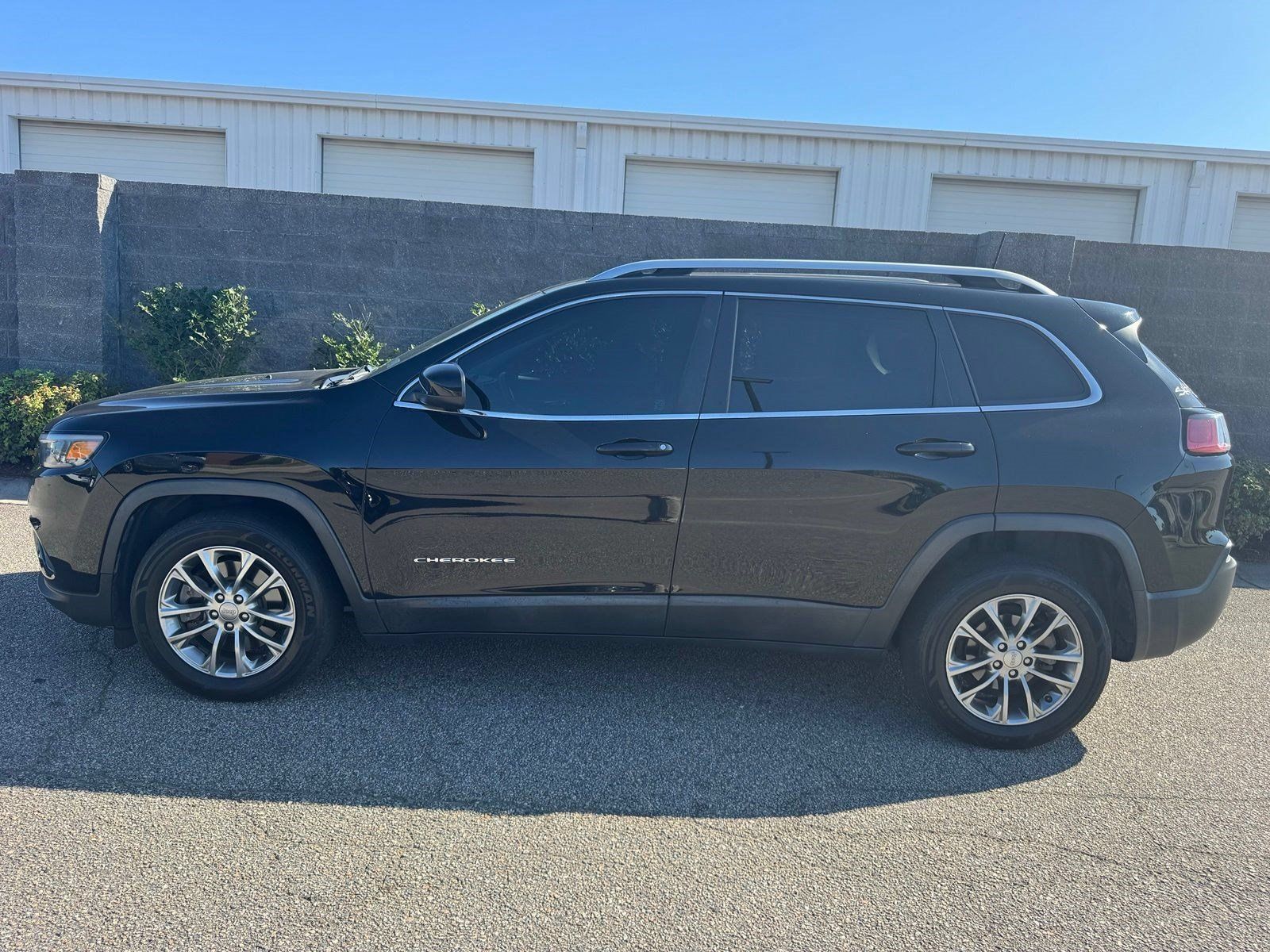 Used 2019 Jeep Cherokee Latitude Plus w/ Comfort/Convenience Group FWD image 3