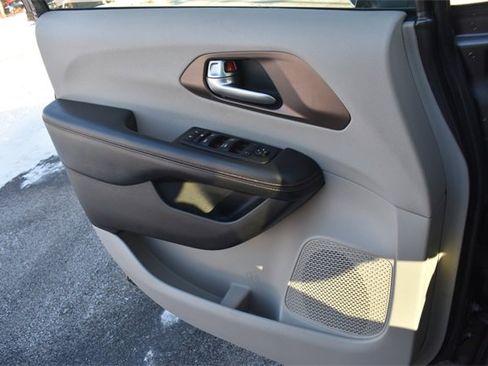 Used 2018 Chrysler Pacifica Touring-L image 33