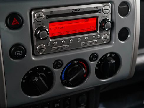 Used 2014 Toyota FJ Cruiser 4WD w/ Convenience Package image 18