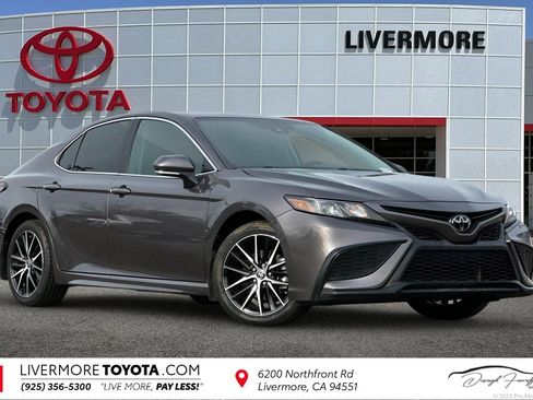 Used 2024 Toyota Camry SE image 1