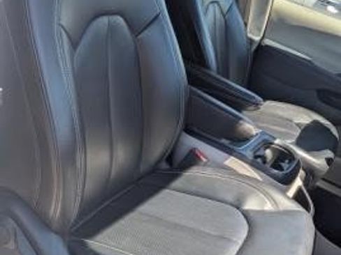 Used 2023 Chrysler Pacifica Touring-L FWD image 20