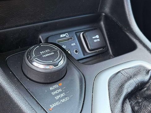 Used 2014 Jeep Cherokee Limited w/ Luxury Group AWD/4WD image 28
