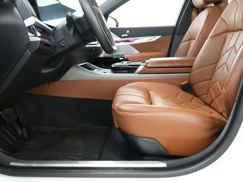 Used 2023 BMW i7 xDrive60 w/ Executive Package 2 AWD/4WD image 29