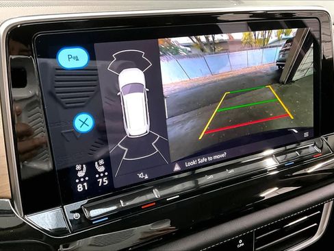 Used 2025 Volkswagen Atlas SE w/ Black Wheel Package image 23