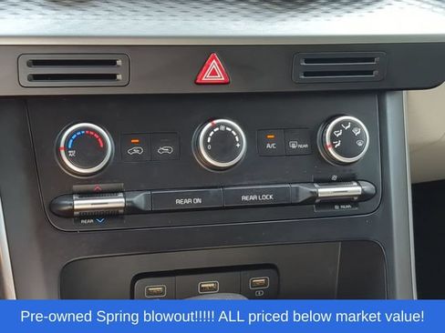 Used 2022 Kia Carnival LX FWD image 32