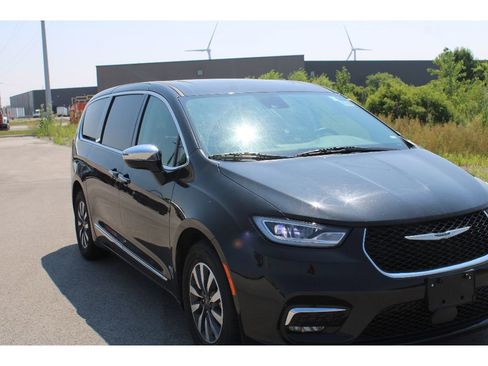 Used 2023 Chrysler Pacifica Limited image 7