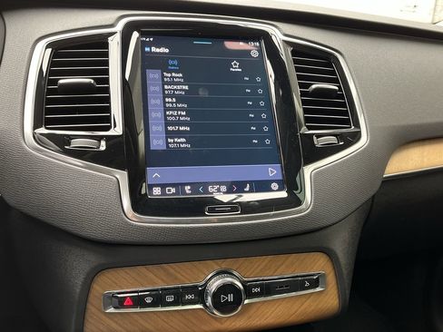 Used 2023 Volvo XC90 B6 Plus image 19