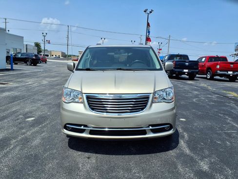 Used 2016 Chrysler Town & Country Touring w/ Driver Convenience Group FWD image 2