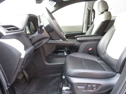 Used 2025 Toyota Sienna XSE AWD/4WD image 11
