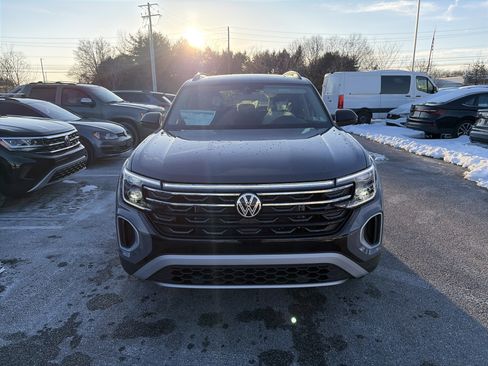New 2026 Volkswagen Atlas Peak Edition image 2