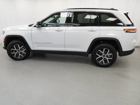 Used 2025 Jeep Grand Cherokee Limited w/ Trailer Tow Package AWD/4WD image 37