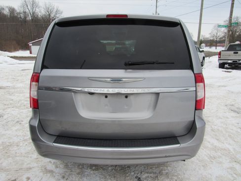 Used 2016 Chrysler Town & Country Touring w/ Driver Convenience Group image 5