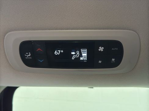 Used 2023 Chrysler Pacifica Touring-L FWD image 13