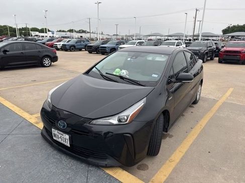 Used 2020 Toyota Prius LE FWD image 3