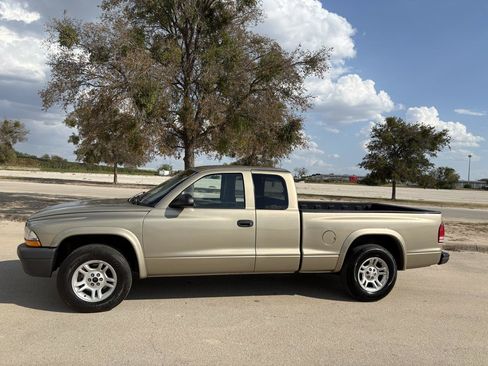 Used 2004 Dodge Dakota 2WD Club Cab w/ Tire & Handling Group image 2