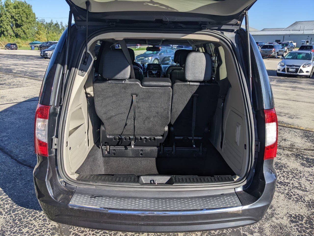 Used 2014 Chrysler Town & Country Touring FWD image 21