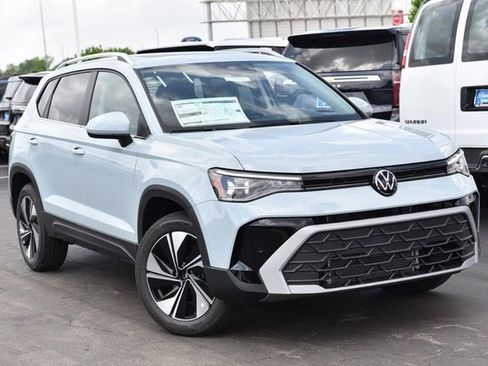 New 2026 Volkswagen Taos SE image 2