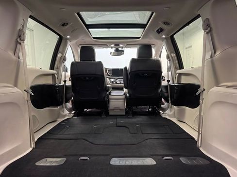 Used 2023 Chrysler Pacifica Limited FWD image 37