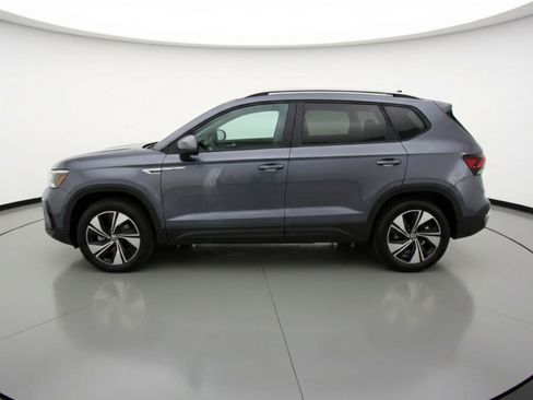 Used 2025 Volkswagen Taos SE image 3