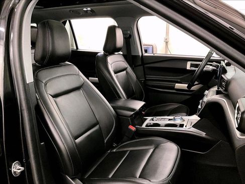 Certified 2022 Ford Explorer XLT w/ Equipment Group 202A image 7