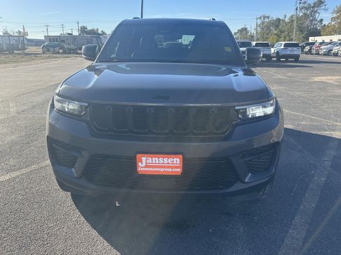 Used 2024 Jeep Grand Cherokee Altitude image 11