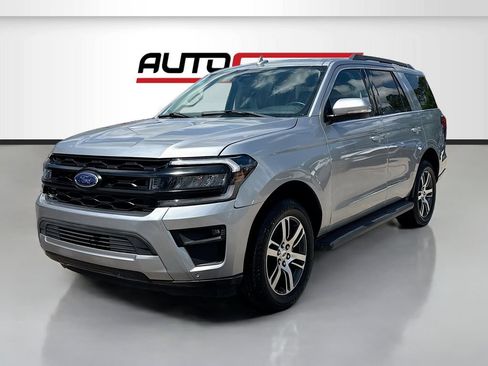 Used 2024 Ford Expedition XLT RWD image 3
