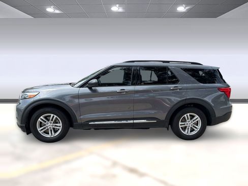 Used 2023 Ford Explorer XLT RWD image 2
