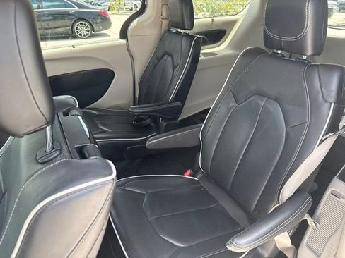 Used 2023 Chrysler Pacifica Limited w/ Uconnect Theater Family Group FWD image 5