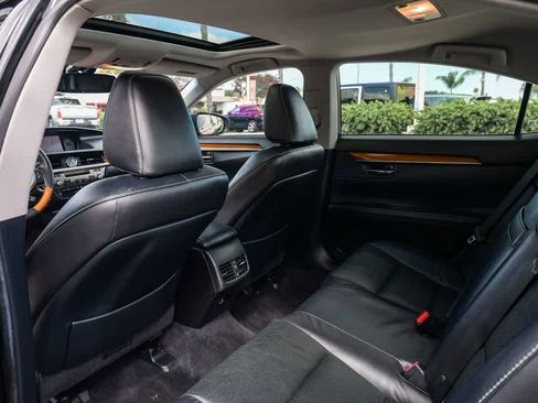 Used 2014 Lexus ES 300h w/ Luxury Package w/Bamboo Trim FWD image 18