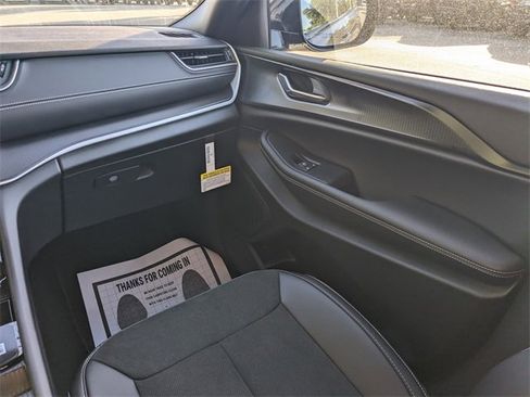 New 2025 Jeep Grand Cherokee L Laredo image 15