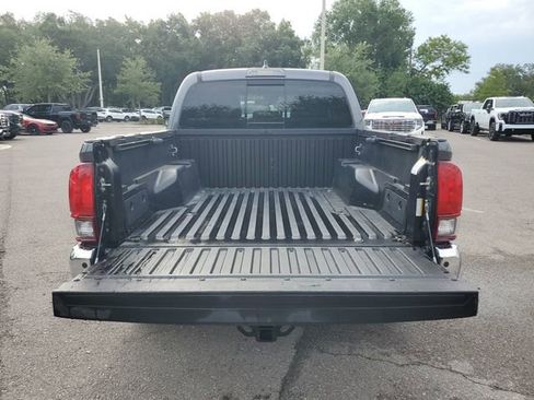 Used 2018 Toyota Tacoma SR5 RWD image 10