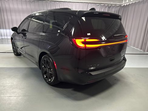 Used 2024 Chrysler Pacifica Limited w/ S Appearance Package FWD image 5