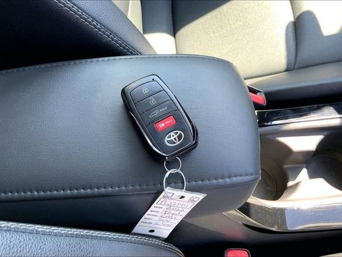Used 2022 Toyota Corolla Cross XLE w/ Convenience Package FWD image 11